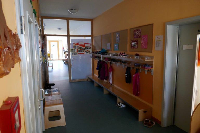 Garderobenbereich mit Verbindungstüre zum Kindergarten