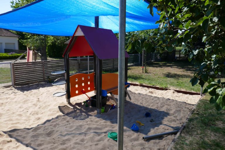 Sandkasten mit Spielhaus